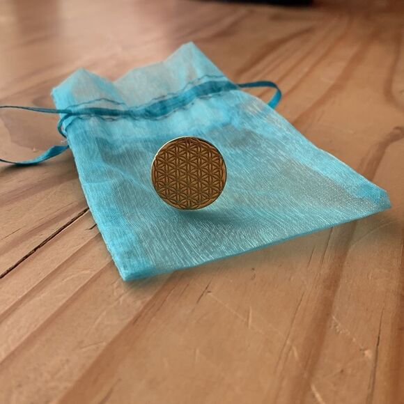 Pretty gold round shape ring - Picture 2 of 4